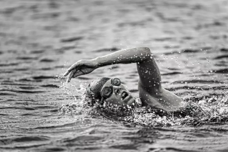 femme qui fait son entrainement de natation en triathlon