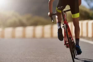 Un triathlète sprint sur son vélo